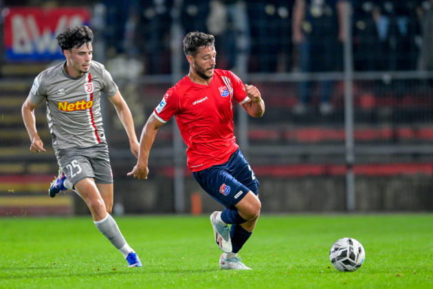 From left: Nicolas Oliveira (Regensburg), 25; Moritz Mueller (Unterhaching), 24; in a one-on-one battle, duel, tackle, dynamic play, action, October 6, 2026, Unterhaching, Germany, soccer, BFV Association Cup, quarterfinals, SpVgg Unterhaching vs. SSV Jahn Regensburg xslx