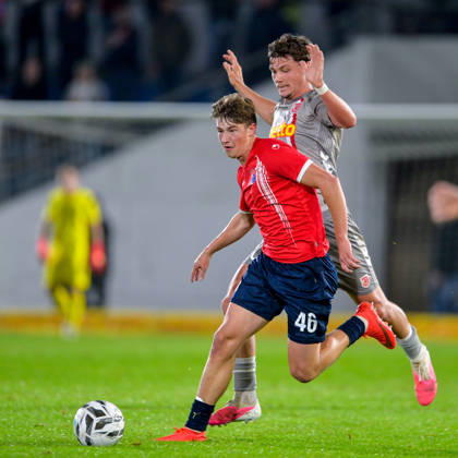 From left: Marinus Spann (Unterhaching), 46; Jakob Seibold (Regensburg), 40; in a one-on-one battle, duel, tackle, dynamic play, action, October 6, 2026, Unterhaching, Germany, soccer, BFV Association Cup, quarterfinals, SpVgg Unterhaching vs. SSV Jahn Regensburg xslx