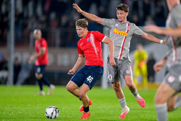From left: Marinus Spann (Unterhaching), 46; Jakob Seibold (Regensburg), 40; in a one-on-one battle, duel, tackle, dynamic play, action, October 6, 2026, Unterhaching, Germany, soccer, BFV Association Cup, quarterfinals, SpVgg Unterhaching vs. SSV Jahn Regensburg xslx