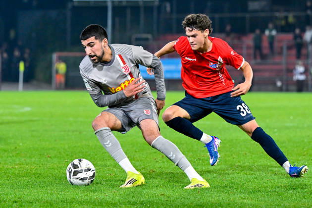 v li Nassim Boujellab Regensburg, 10 Constantin Strunz Unterhaching, 38 in a one-on-one, duel, tackle, dynamic, action, October 6, 2026, Unterhaching, Germany, soccer, BFV Association Cup, quarterfinals, SpVgg Unterhaching vs. SSV Jahn Regensburg xslx