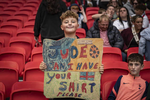 RECORD DATE NOT STATED 6th October 2026; Wembley Stadium, London, England; UEFA Nations League Football, England versus Czech Republic; A young England fan holds up his sign asking for Jude Bellinghams shirt GodfreyxPitt