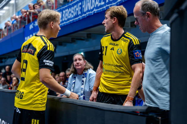 Solingen, October 6, 2026, Handball, Men s, EHF, European League, Group Stage, Matchday 2, 2026–2027, Bergischer HC vs. IK Sävehof; David Sandberg of IK Sävehof, 21, behind the advertising board after being fouled by Johannes Wasielewski of Bergischer HC, 77