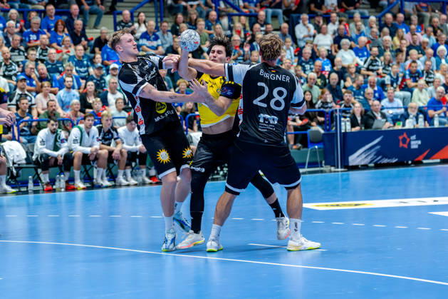 Solingen, October 6, 2026, Handball, Men s, EHF, European League, Group Stage, Matchday 2, 2026–2027, Bergischer HC vs. IK Sävehof; Sebastian Durlanu (IK Sävehof), 15, in a duel with Tom Bergner (Bergischer HC), 28, and Nico Schöttle (Bergischer HC), 8