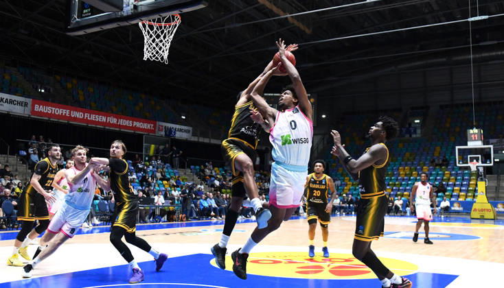 October 6, 2026, xokbx, Basketball BKT Europe Cup, Skyliners Frankfurt vs. Siauliai Basketball, Jamie Edoka (Fraport Skyliners Frankfurt), Selim Fofana (Siauliai Basketball), shot, matchup, duel, Frankfurt