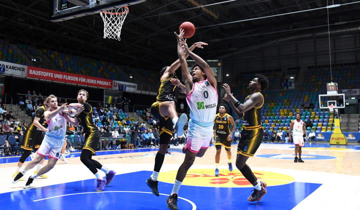 October 6, 2026, xokbx, Basketball BKT Europe Cup, Skyliners Frankfurt vs. Siauliai Basketball, Jamie Edoka (Fraport Skyliners Frankfurt), Selim Fofana (Siauliai Basketball), shot, matchup, duel, Frankfurt