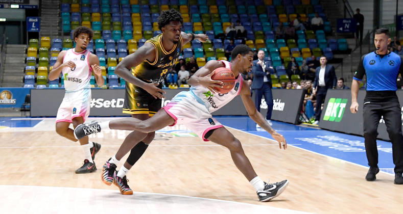 October 6, 2026, xokbx, Basketball BKT Europe Cup, Skyliners Frankfurt vs. Siauliai Basketball, William Christmas (Fraport Skyliners Frankfurt), Kassim Nicholson (Siauliai Basketball), Head-to-Head, Frankfurt Showdown
