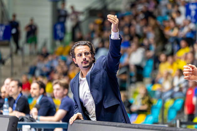 FRANKFURT AM MAIN, GERMANY - OCTOBER 6: Sepehr Tarrah (Co-Trainer Skyliners Frankfurt) during the BKT EuroCup 2026 27, match between Frankfurt Skyliners vs. BC Siauliai at Suewag Energie Arena on October 6, 2026 in Frankfurt am Main, Germany. Hessen Germany Copyright: xBEAUTIFULxSPORTS Freudensteinx