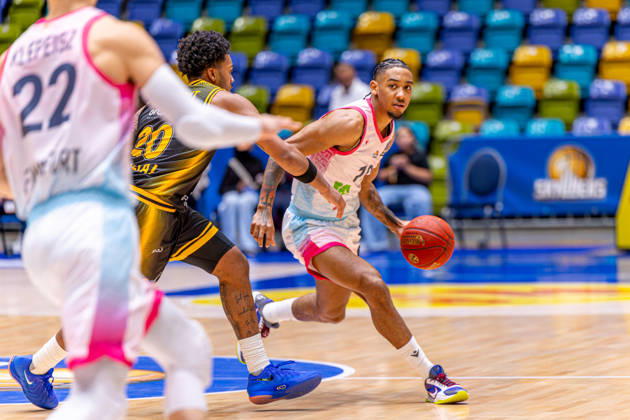 FRANKFURT AM MAIN, GERMANY - OCTOBER 6: Judah Mintz (Skyliners Frankfurt, 10) with ball against Dayvion McKnight (BC Siauliai, 20) during the BKT EuroCup 2026 27, match between Frankfurt Skyliners vs. BC Siauliai at Suewag Energie Arena on October 6, 2026 in Frankfurt am Main, Germany. Hessen Germany Copyright: xBEAUTIFULxSPORTS Freudensteinx