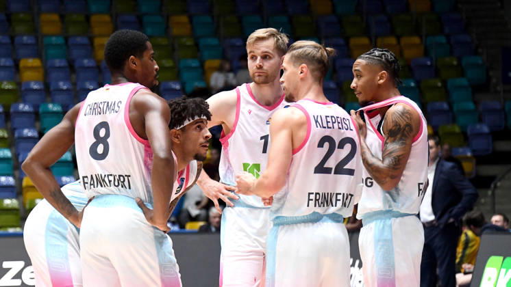 October 6, 2026, xokbx, Basketball BKT Europe Cup, Skyliners Frankfurt vs. Siauliai Basketball, Roman Bedime, Fraport Skyliners Frankfurt, William Christmas, Fraport Skyliners Frankfurt, Till Pape, Fraport Skyliners Frankfurt; Thomas Klepeisz, Fraport Skyliners Frankfurt; Judah Mintz, Fraport Skyliners Frankfurt; Consultation, Discussion in Frankfurt