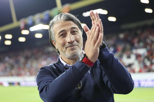 Murat Yakin of Switzerland, coach, with the fans before kickoff, Switzerland, UEFA, Nations League, Matchday 4, Switzerland vs. North Macedonia, October 6, 2026, Lucerne Swissporarena, Switzerland Copyright: xGrantxHubbsx