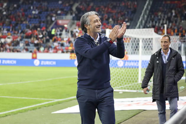 Murat Yakin of Switzerland, coach, with the fans before kickoff, Switzerland, UEFA, Nations League, Matchday 4, Switzerland vs. North Macedonia, October 6, 2026, Lucerne Swissporarena, Switzerland Copyright: xGrantxHubbsx