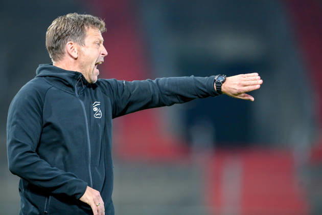 Coach Holger Seitz of Unterhaching gives instructions, gesticulates with his arms, single frame, action, October 6, 2026, Unterhaching, Germany, soccer, BFV Association Cup, quarterfinals, SpVgg Unterhaching vs. SSV Jahn Regensburg xslx