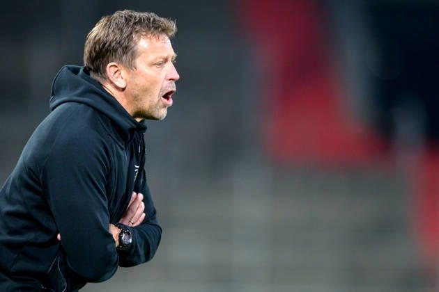 Coach Holger Seitz of Unterhaching gives instructions, gesticulates with his arms, single frame, action, October 6, 2026, Unterhaching, Germany, soccer, BFV Association Cup, quarterfinals, SpVgg Unterhaching vs. SSV Jahn Regensburg xslx