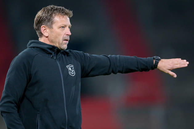 Coach Holger Seitz of Unterhaching gives instructions, gesticulates with his arms, single frame, action, October 6, 2026, Unterhaching, Germany, soccer, BFV Association Cup, quarterfinals, SpVgg Unterhaching vs. SSV Jahn Regensburg xslx
