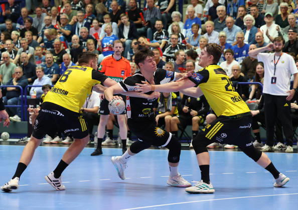 From left: Birgir Steinn Jonsson, IK Saevehof 08; Soeren Steinhaus, Bergischer HC 53; Janne Delkvist, IK Saevehof 28; in the background, Linus Ekman, IK Saevehof coach; GER, Bergischer HC06 vs. IK Saevehof, Handball, EHF Europa League 2026–27, Matchday 2, 2026–2027 season, October 6, 2026, GER, Bergischer HC06 vs. IK Saevehof, Handball, EHF Europa League 2026–27, Matchday 2, 2026–2027 season, October 6, 2026, Solingen Mitte Copyright: xEibner-Pressefoto ThomasxStoeckerx EP_TSR