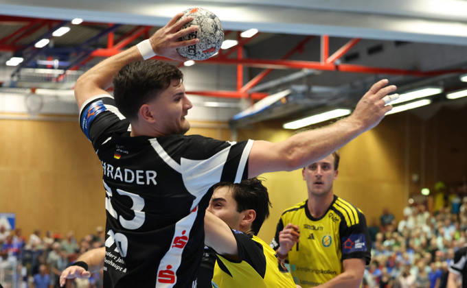 From left: Janik Schrader (Bergischer HC 23), Sebastian Durlanu (IK Saevehof 15), David Sandberg (IK Saevehof 21 GER), Bergischer HC06 vs. IK Saevehof, Handball, EHF Europa League 2026–27, Matchday 2, 2026–2027 season, October 6, 2026 GER, Bergischer HC06 vs. IK Saevehof, Handball, EHF Europa League 2026–27, Matchday 2, 2026–2027 season, October 6, 2026 Solingen Mitte Copyright: xEibner-Pressefoto ThomasxStoeckerx EP_TSR