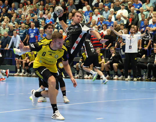 From left: Birgir Steinn Jonsson (IK Saevehof 08), Tom Bergner (Bergischer HC 28); in the background, Sebastian Durlanu (IK Saevehof 15) and Linus Ekman (IK Saevehof Coach GER), Bergischer HC 06 vs. IK Saevehof, Handball, EHF Europa League 2026–27, Matchday 2, 2026–2027 season, October 6, 2026 GER, Bergischer HC06 vs. IK Saevehof, Handball, EHF Europa League 2026–27, Matchday 2, 2026–2027 season, October 6, 2026 Solingen Mitte Copyright: xEibner-Pressefoto ThomasxStoeckerx EP_TSR