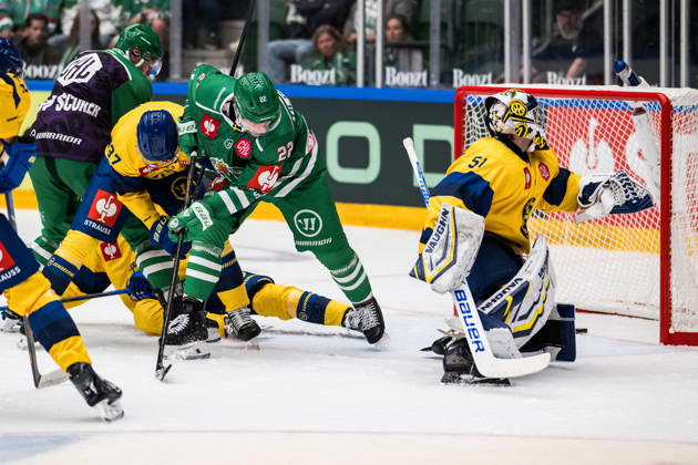 October 6, 2026: Noah Grunenfelder of Davos and Fredrik Olofsson of Rögle during the CHL game between Rögle and Davos on October 6, 2026 in Ängelholm. Photo by Niclas Jönsson, BILDBYRAN COP 273 NO0449. ice hockey, CHL, Champions Hockey League, Rögle, Davos, Rögle BBENG, ice hockey, CHL, Champions Hockey League, Rögle, Davos, Rögle BBENG Copyright: NICLASxJÖNSSON BB261006NO056