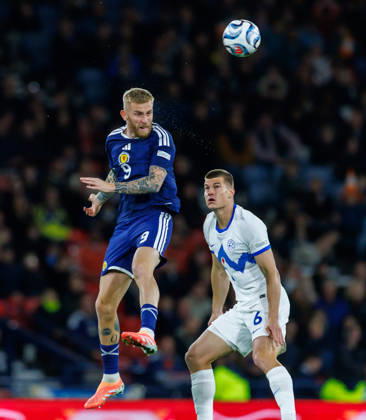 06.10.2026 Scotland v Slovenia, UEFA Nations League, League B Group 1 : Oli McBurnie wins a header against Jaka Bijol  Copyright: xKennyxRamsay.Scotlandx NINTCHDBPICT001113834680