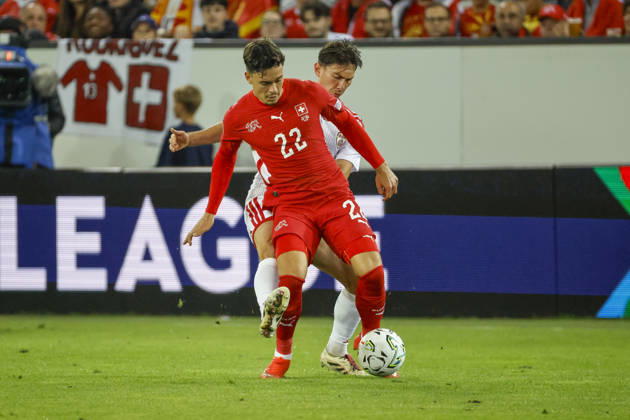 Fabian Rieder of Switzerland, 22, and Dimitar Mitrovski of North Macedonia, 20, in a one-on-one battle; Switzerland, UEFA, Nations League, Matchday 4, Switzerland vs. North Macedonia, October 6, 2026, Swissporarena, Lucerne, Switzerland Copyright: xGrantxHubbsx