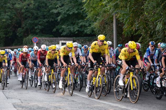 IPA89375180 - Brandon Mcnulty of UAE TEAM EMIRATES XRG in the middle of the peloton during the 2026 Tre Valli Varesine in Varese, Italy, on October 6, 2026  Copyright: xSilviaxColombo IPAxSportx xx IPA89375180
