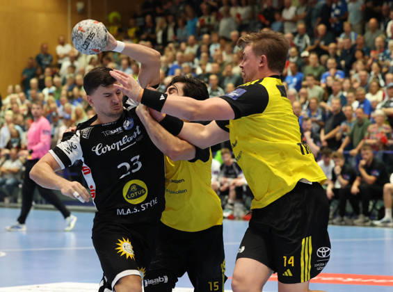 From left: Janik Schrader, Bergischer HC 23; Sebastian Durlanu, IK Saevehof 15; Tobias Trommler, IK Saevehof 14 GER, Bergischer HC06 vs. IK Saevehof, Handball, EHF Europa League 2026–27, Matchday 2, 2026–2027 season, October 6, 2026 GER, Bergischer HC06 vs. IK Saevehof, Handball, EHF Europa League 2026–27, Matchday 2, 2026–2027 season, October 6, 2026 Solingen Mitte Copyright: xEibner-Pressefoto ThomasxStoeckerx EP_TSR