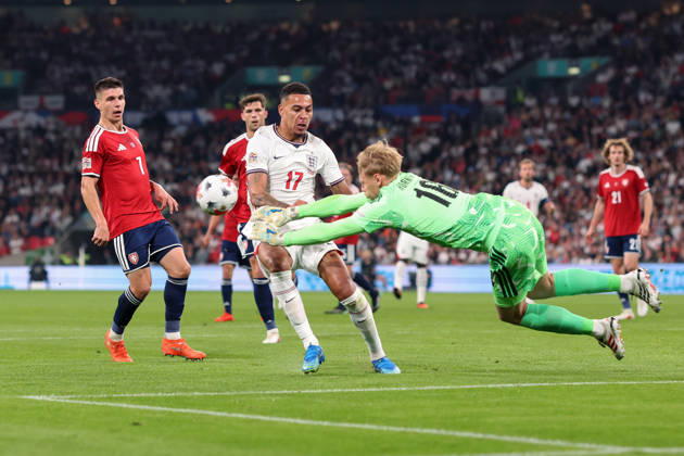 England gegen Tschechien, 6. Oktober 2026, London International Football, UEFA Nations League, England gegen Tschechien: Der tschechische Torhüter Lukas Hornicek faustet den Ball weg und schickt Morgan Rogers aus England durch die Luft. Foto: Charlotte Wilson, Offside, London, Großbritannien  Copyright: xCharlottexWilsonx xOffsidexOffside