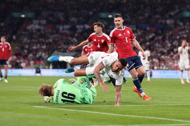 England gegen Tschechien, 6. Oktober 2026, London International Football, UEFA Nations League, England gegen Tschechien: Der tschechische Torhüter Lukas Hornicek faustet den Ball weg und schickt Morgan Rogers aus England durch die Luft. Foto: Charlotte Wilson, Offside, London, Großbritannien Copyright: xCharlottexWilsonx xOffsidexOffside