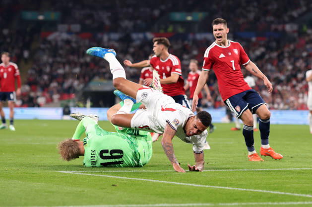 England gegen Tschechien, 6. Oktober 2026, London International Football, UEFA Nations League, England gegen Tschechien: Der tschechische Torhüter Lukas Hornicek faustet den Ball weg und schickt Morgan Rogers aus England durch die Luft. Foto: Charlotte Wilson, Offside, London, Großbritannien Copyright: xCharlottexWilsonx xOffsidexOffside