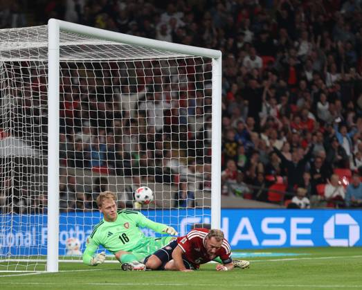 UEFA Nations League - England v Czechia LONDON, ENGLAND, OCTOBER 6: GOAL 1-0, Vladimir Coufal of Czechia national team, Nationalteam scores an own goal to put England 1-0 ahead during The UEFA Nations League match in Group A3 between England v Czechia at Wembley Stadium, London, England, on October 6. (Photo by Daniel Weir) London Wembley Stadium England Copyright: xDanielxWeir SportsxPressxPhotox Sportspressphoto_SPR247228