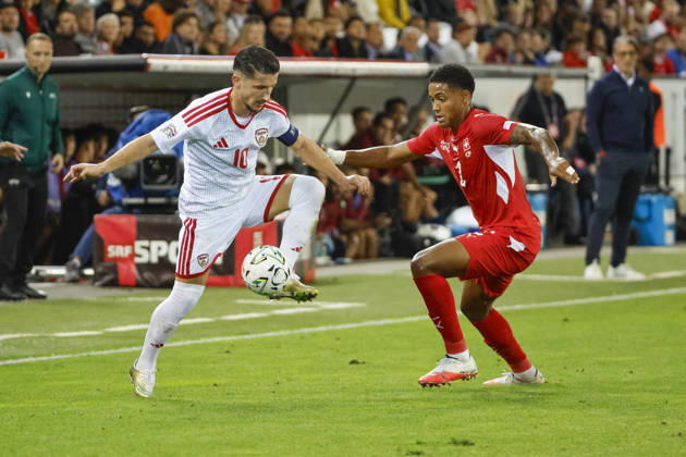 Enis Bardhi (North Macedonia), 10, and Sascha Britschgi (Switzerland), 2, in a one-on-one battle; Switzerland, UEFA Nations League, Matchday 4, Switzerland vs. North Macedonia, October 6, 2026, Swissporarena, Lucerne, Switzerland Copyright: xGrantxHubbsx