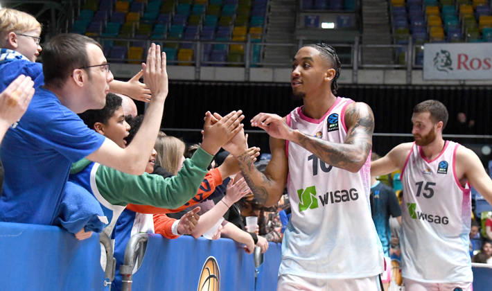 October 6, 2026, xokbx, Basketball BKT Europe Cup, Skyliners Frankfurt vs. äiauliai Basketball, Judah Mintz, Fraport Skyliners Frankfurt, Radii Caisin, Fraport Skyliners Frankfurt, facial expressions, gestures, emotion, celebrating, cheering on the victory with the Frankfurt fans