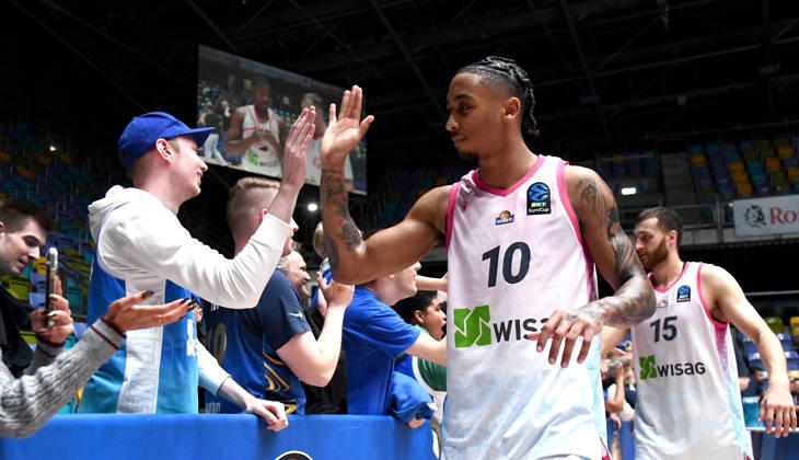 October 6, 2026, xokbx, Basketball BKT Europe Cup, Skyliners Frankfurt vs. äiauliai Basketball, Judah Mintz, Fraport Skyliners Frankfurt, Radii Caisin, Fraport Skyliners Frankfurt, facial expressions, gestures, emotion, celebrating, cheering on the victory with the Frankfurt fans