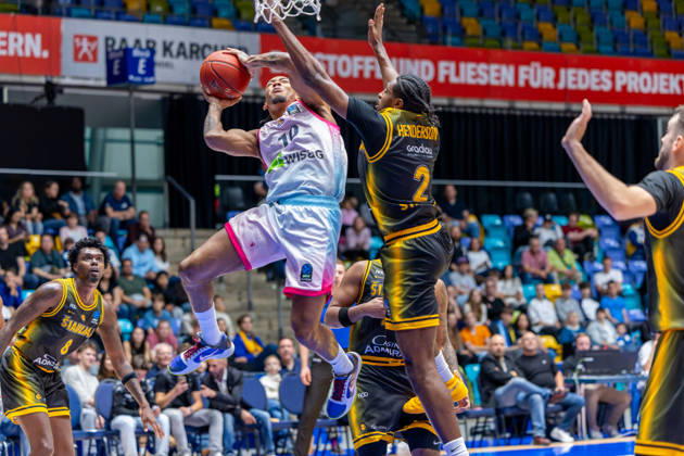 FRANKFURT AM MAIN, GERMANY - OCTOBER 6: Judah Mintz (Skyliners Frankfurt, 10) with ball against Cedric Henderson (BC Siauliai, 2) during the BKT EuroCup 2026 27, match between Frankfurt Skyliners vs. BC Siauliai at Suewag Energie Arena on October 6, 2026 in Frankfurt am Main, Germany. Hessen Germany Copyright: xBEAUTIFULxSPORTS Freudensteinx