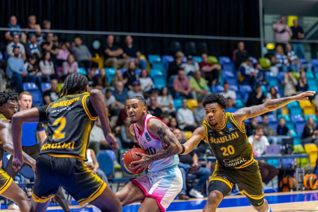 FRANKFURT AM MAIN, GERMANY - OCTOBER 6: Judah Mintz (Skyliners Frankfurt, 10) with ball against Cedric Henderson (BC Siauliai, 2) and Dayvion McKnight (BC Siauliai, 20) during the BKT EuroCup 2026 27, match between Frankfurt Skyliners vs. BC Siauliai at Suewag Energie Arena on October 6, 2026 in Frankfurt am Main, Germany. Hessen Germany Copyright: xBEAUTIFULxSPORTS Freudensteinx