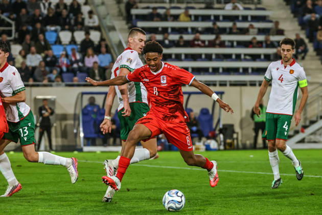 October 6, 2026, LUX, Soccer, Men s, Nations League, Matchday 4, Luxembourg vs. Bulgaria; Enzo dos Santos (Luxembourg), 08, in a tackle with Andrian Kraev (Bulgaria), 08; Luxembourg, Stade de Luxembourg, Gasperich, Luxembourg Copyright: xNordphoto Schwarzx