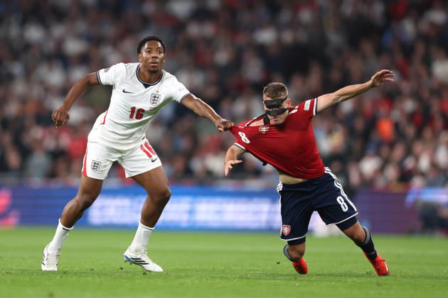 England gegen Tschechien, 6. Oktober 2026, London International Football, UEFA Nations League, England gegen Tschechien: Myles Lewis Skelly aus England zieht an dem Trikot von Michal Sadilek aus Tschechien. Foto: Charlotte Wilson, Offside, London, Großbritannien Copyright: xCharlottexWilsonx xOffsidexOffside