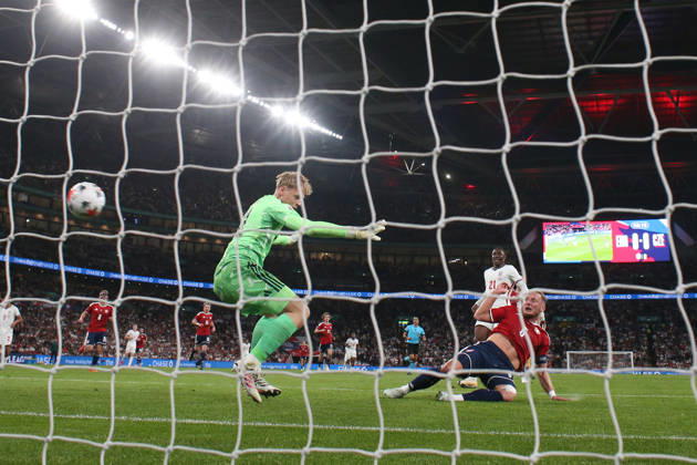 England gegen Tschechien, 6. Oktober 2026, London, Internationales Fußballspiel, UEFA Nations League, England gegen Tschechien: Vladimir Coufal aus Tschechien erzielt ein Eigentor, wodurch es 1:0 für England steht. Foto: Charlotte Wilson, Abseits, London, Großbritannien Copyright: xCharlottexWilsonx xOffsidexOffside