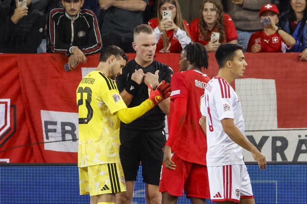 Stole Dimitrievski (North Macedonia), 23, referees Edgars Malcevs (LVA) and Johan Manzambi (Switzerland), 09—in dialogue, in conversation, exchanging ideas, communicating—Switzerland, UEFA, Nations League, Matchday 4, Switzerland vs. North Macedonia, October 6, 2026, Lucerne Swissporarena, Switzerland Copyright: xGrantxHubbsx