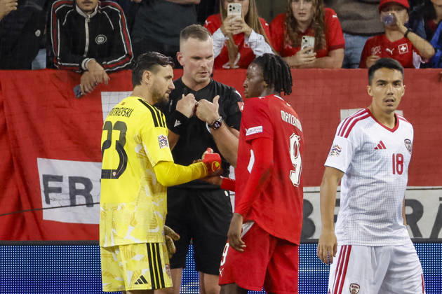 Stole Dimitrievski (North Macedonia), 23, referees Edgars Malcevs (LVA) and Johan Manzambi (Switzerland), 09—in dialogue, in conversation, exchanging ideas, communicating—Switzerland, UEFA, Nations League, Matchday 4, Switzerland vs. North Macedonia, October 6, 2026, Lucerne Swissporarena, Switzerland Copyright: xGrantxHubbsx