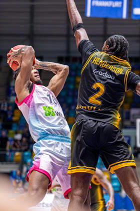 FRANKFURT AM MAIN, GERMANY - OCTOBER 6: Judah Mintz (Skyliners Frankfurt, 10) with ball against Cedric Henderson (BC Siauliai, 2) during the BKT EuroCup 2026 27, match between Frankfurt Skyliners vs. BC Siauliai at Suewag Energie Arena on October 6, 2026 in Frankfurt am Main, Germany. Hessen Germany Copyright: xBEAUTIFULxSPORTS Freudensteinx