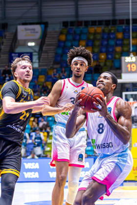 FRANKFURT AM MAIN, GERMANY - OCTOBER 6: William Christmas (Skyliners Frankfurt, 8) with ball during the BKT EuroCup 2026 27, match between Frankfurt Skyliners vs. BC Siauliai at Suewag Energie Arena on October 6, 2026 in Frankfurt am Main, Germany. Hessen Germany Copyright: xBEAUTIFULxSPORTS Freudensteinx