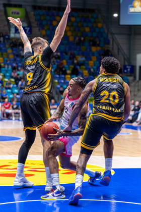FRANKFURT AM MAIN, GERMANY - OCTOBER 6: Judah Mintz (Skyliners Frankfurt, 10) with ball against Martynas Pacevicius (BC Siauliai, 9) ans Dayvion McKnight (BC Siauliai, 20) during the BKT EuroCup 2026 27, match between Frankfurt Skyliners vs. BC Siauliai at Suewag Energie Arena on October 6, 2026 in Frankfurt am Main, Germany. Hessen Germany Copyright: xBEAUTIFULxSPORTS Freudensteinx
