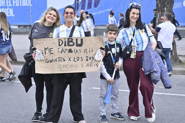 BUENOS AIRES, ARGENTINA - OCTOBER 06: Fans of Argentina outside the stadium before the International Friendly, Länderspiel, Nationalmannschaft match between Argentina and Benin at Estadio Mas Monumental on October 06, 2026 in Buenos Aires, Argentina. Photo by SFSI Argentina national team, Nationalteam v Benin Copyright: xSFSIx