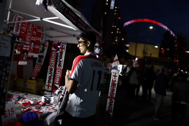 England gegen Tschechien, 6. Oktober 2026, London, UEFA Nations League: England gegen Tschechien. Ein Fan kauft vor dem Wembley-Stadion Fanartikel der englischen Nationalmannschaft. Foto: Jacques Feeney, Offside London, Großbritannien Copyright: xJacquesxFeeneyx xOffsidexOffside