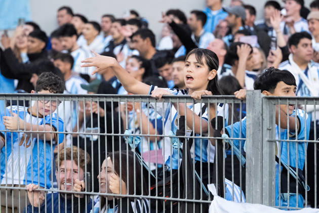 BUENOS AIRES, ARGENTINA - OCTOBER 06: Fans of Argentina cheer in the stands prior the International Friendly, Länderspiel, Nationalmannschaft football match between Argentina and Benin at Estadio Monumental Antonio V. Liberti on October 06, 2026 in Buenos Aires, Argentina. Lionel Messi is making his final appearance for Argentina following his announcement of international retirement. (Photo by Richard Callis Sports Press Photo) Copyright: xRichardxCallis SportsxPressxPhotox Sportspressphoto_SPR247636