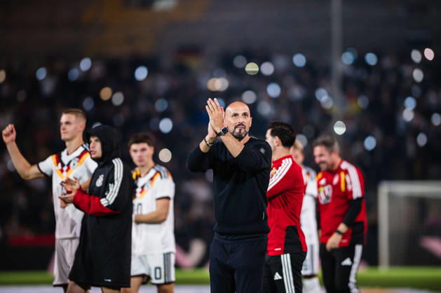 U-21 European Championship Qualifier: Germany vs. Georgia, October 6, 2026. Antonio Di Salvo, coach of Germany s U-21 team, claps after the final whistle. Soccer, U-21 European Championship Qualifier, Matchday 10: Germany vs. Georgia on October 6, 2026, Bielefeld DFB REGULATIONS PROHIBIT ANY USE OF PHOTOGRAPHS AS IMAGE SEQUENCES AND OR QUASI-VIDEO Copyright: xBEAUTIFULxSPORTS Tonhäuserx