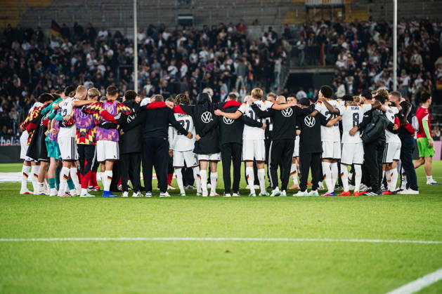 U-21 European Championship Qualifier: Germany vs. Georgia, October 6, 2026—Team huddle after the final whistle. Soccer, U-21 European Championship Qualifier, Matchday 10: Germany vs. Georgia on October 6, 2026, Bielefeld DFB REGULATIONS PROHIBIT ANY USE OF PHOTOGRAPHS AS IMAGE SEQUENCES AND OR QUASI-VIDEO Copyright: xBEAUTIFULxSPORTS Tonhäuserx