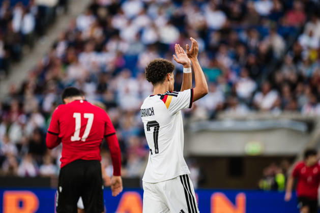 U-21 European Championship Qualifier: Germany vs. Georgia, October 6, 2026: Noah Darvich (Germany), 17, claps his hands; next to him, Akaki Giunashvili (Georgia), 17. Soccer, U-21 European Championship Qualifiers, Matchday 10: Germany vs. Georgia on October 6, 2026, Bielefeld DFB REGULATIONS PROHIBIT ANY USE OF PHOTOGRAPHS AS IMAGE SEQUENCES AND OR QUASI-VIDEO Copyright: xBEAUTIFULxSPORTS Tonhäuserx
