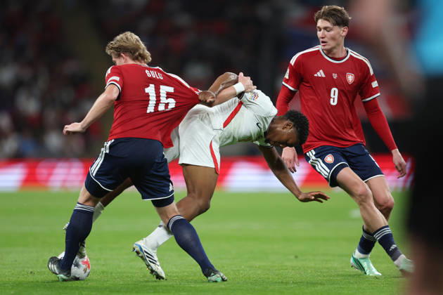 England gegen Tschechien, 6. Oktober 2026, London International Football, UEFA Nations League, England gegen Tschechien: Pavel Sulc und Ryan Naderi aus Tschechien umringen Myles Lewis Skelly aus England. Foto: Charlotte Wilson, Offside, London, Großbritannien Copyright: xCharlottexWilsonx xOffsidexOffside
